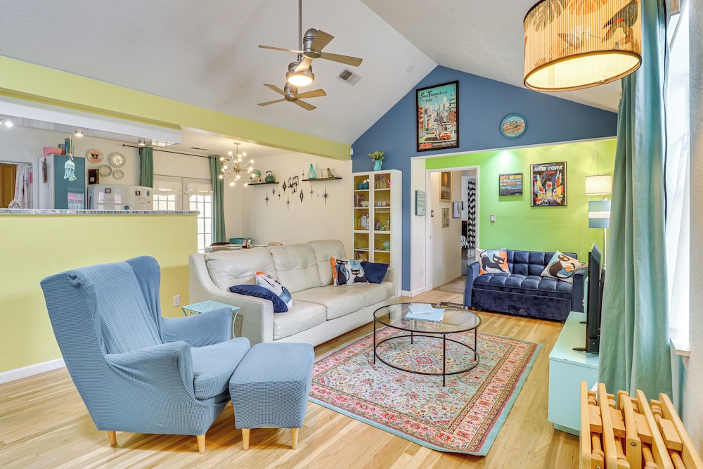 Outdoor Bar & Large Pool: Retro ABQ Retreat!