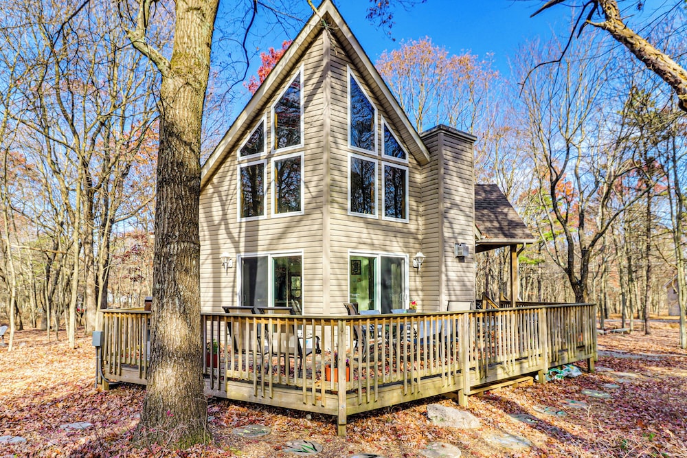 Hotel Serene Poconos Cabin w/ Hot Tub & Beach Access! - Image 1