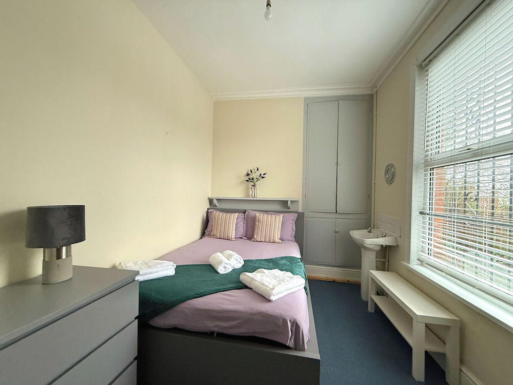 Spacious 6BR Property with Parking