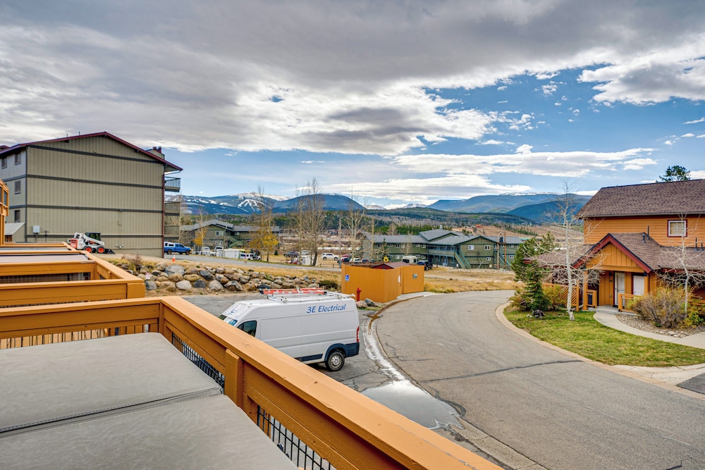6 Mi to Winter Park Resort: Townhome w/ Hot Tub!