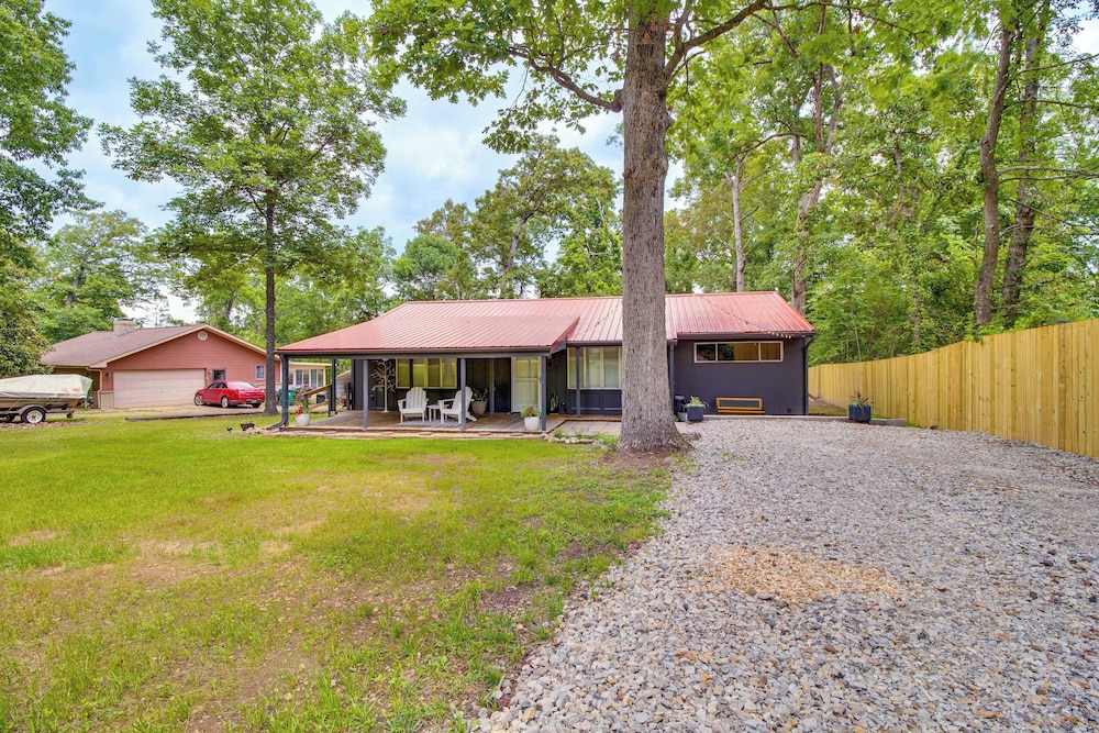 Cozy Lakeview Retreat, Close to Bull Shoals Lake!