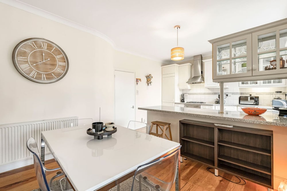Elegant 1BR Apartment in Kensington With Balcony