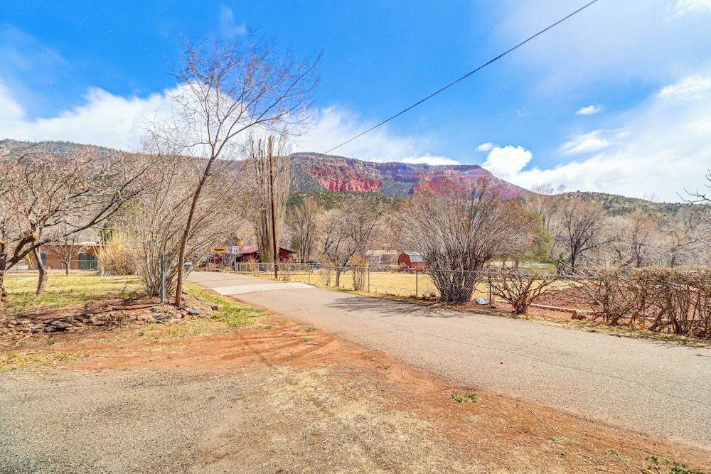 Half-mi to Jemez Hot Springs: Cozy Cabin Getaway!