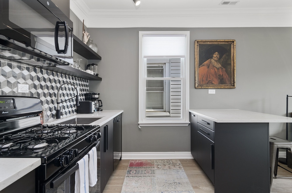 Spectacular Pilsen Studio for 2! by AllSet Turnover photo 5