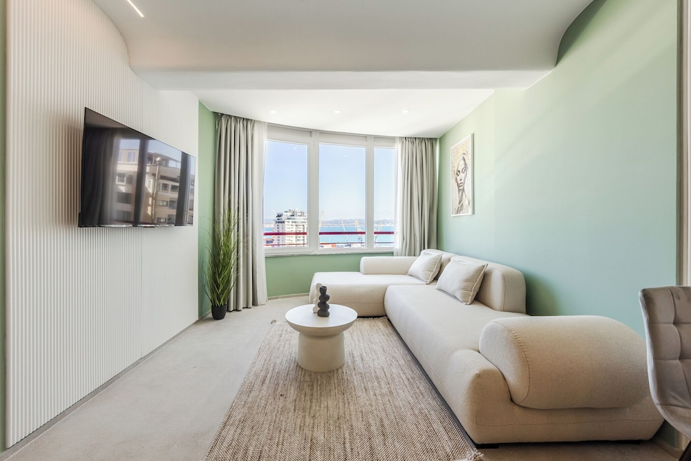 Marina Jacuzzi Suites 2 by  PS