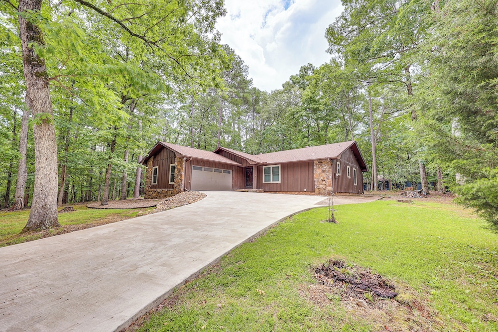 Walk to Lake Desoto: Hot Springs Village Retreat!