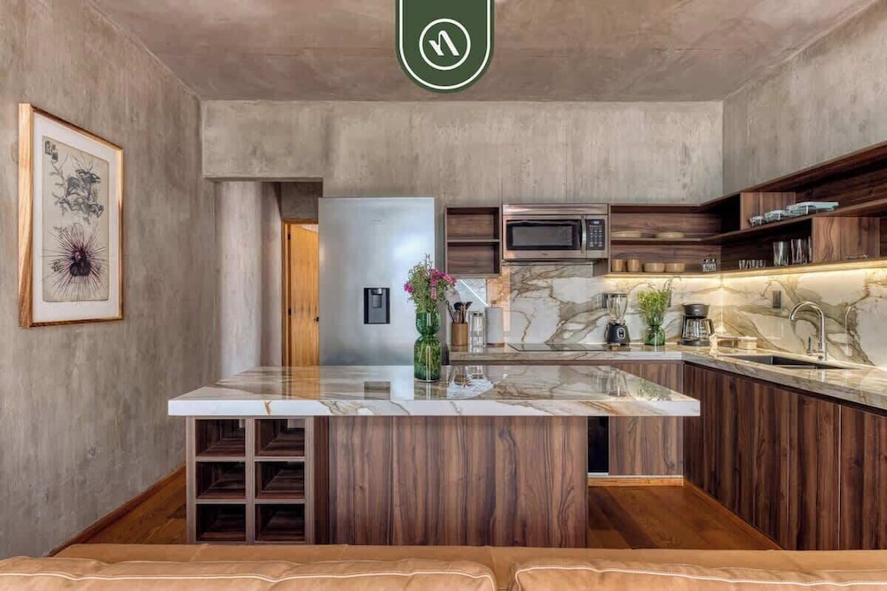 Luxury 3 BR House in Downtown - AC - Peaceful