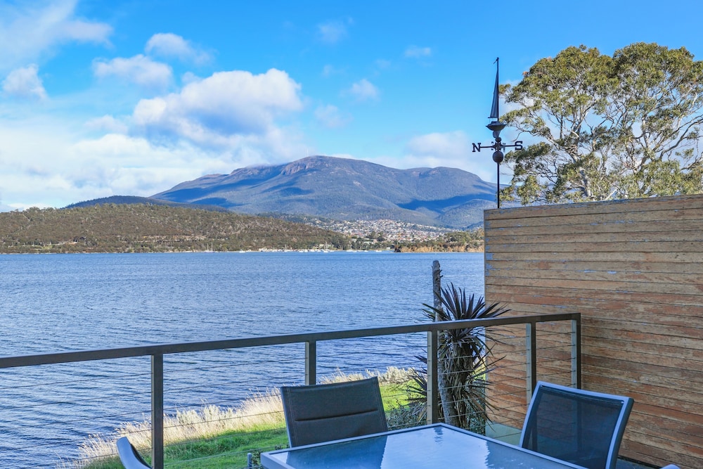 Waterfront Home - Gorgeous Views - 2 Bed
