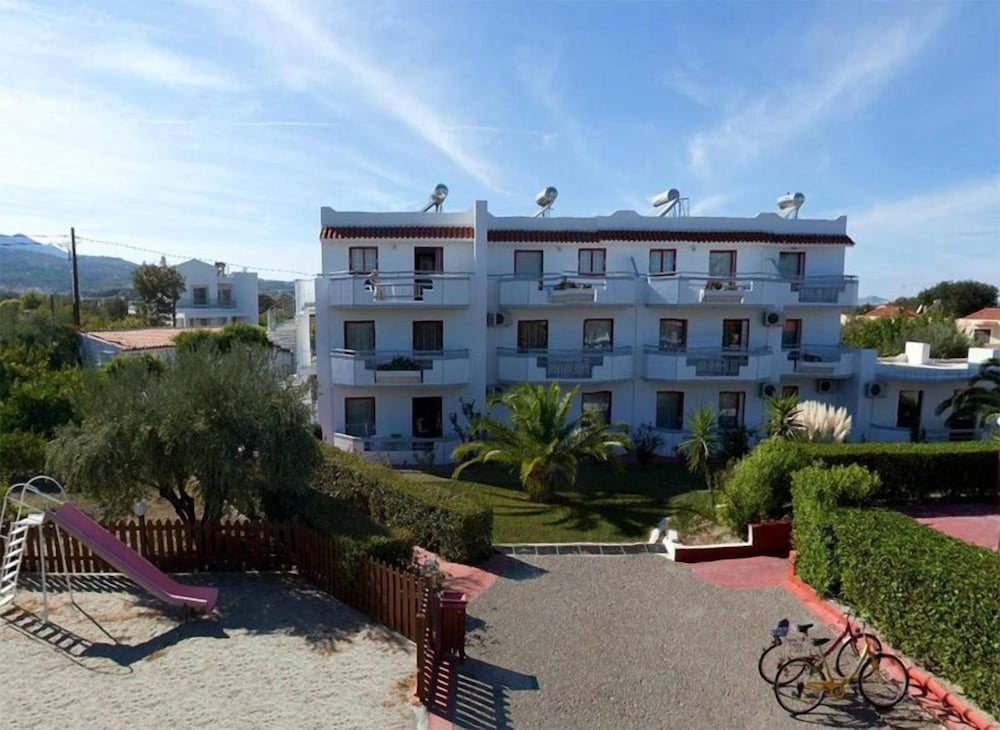 Sandy's Studios Apartments & Log Villas