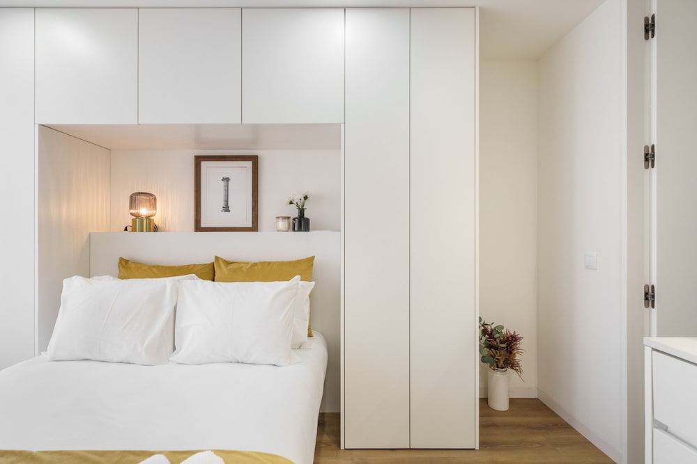 Santa Barbara Flat by Minhos Guest