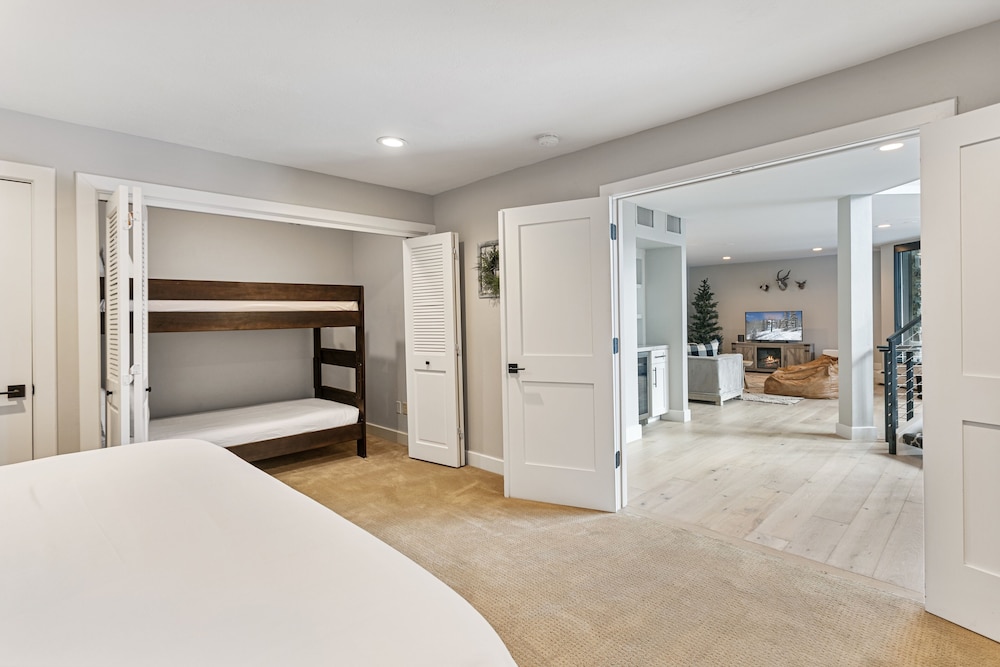 1207 - Four Bedroom with Spa Pinnacle 4 Condo