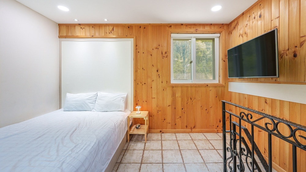 Gapeong Eoneunal Spa Pet Pension