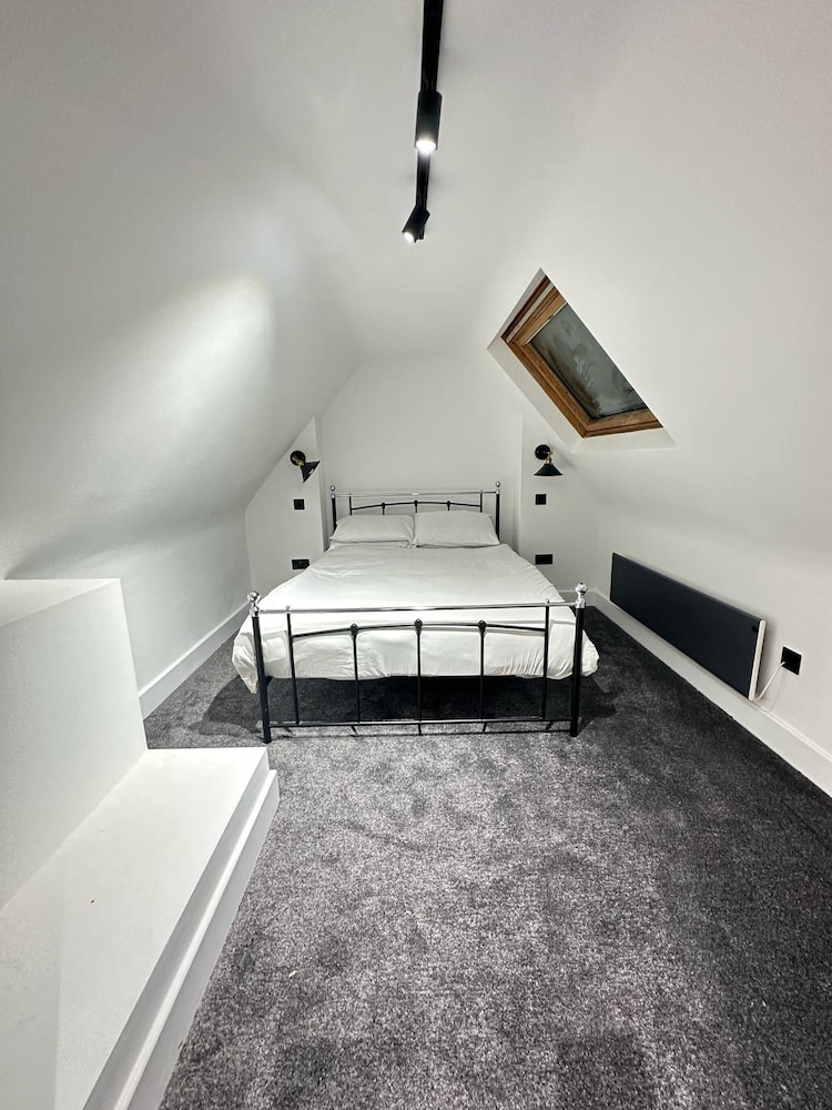 Dippen Hall Signature Apartment - Minutes From LGW