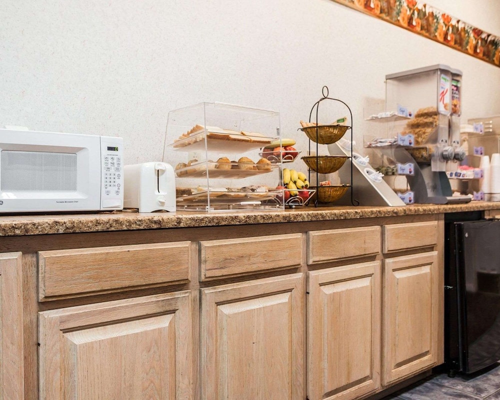 Jefferson City Vacations - Econo Lodge Jefferson City - Property Image 9
