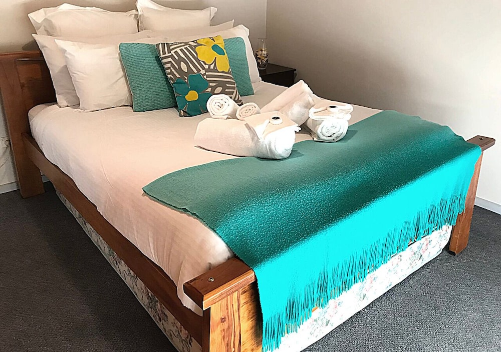 Cosy AffordableGetaway Wifi Netflix Wine view 5