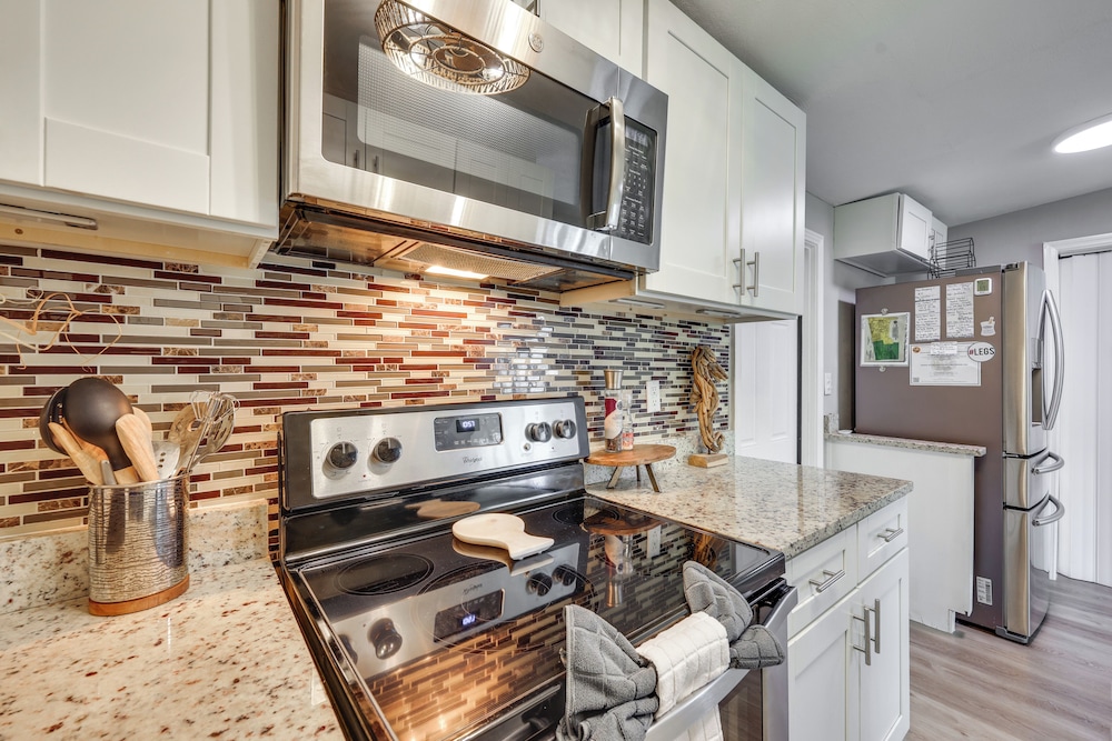 5 Blocks to Jax Beach: Getaway w/ Patio & Yard!