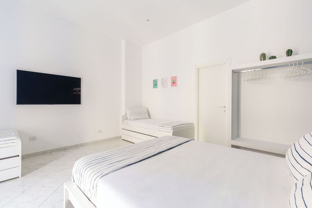 White&Blue Apartment at Sanità by Wonderful Italy