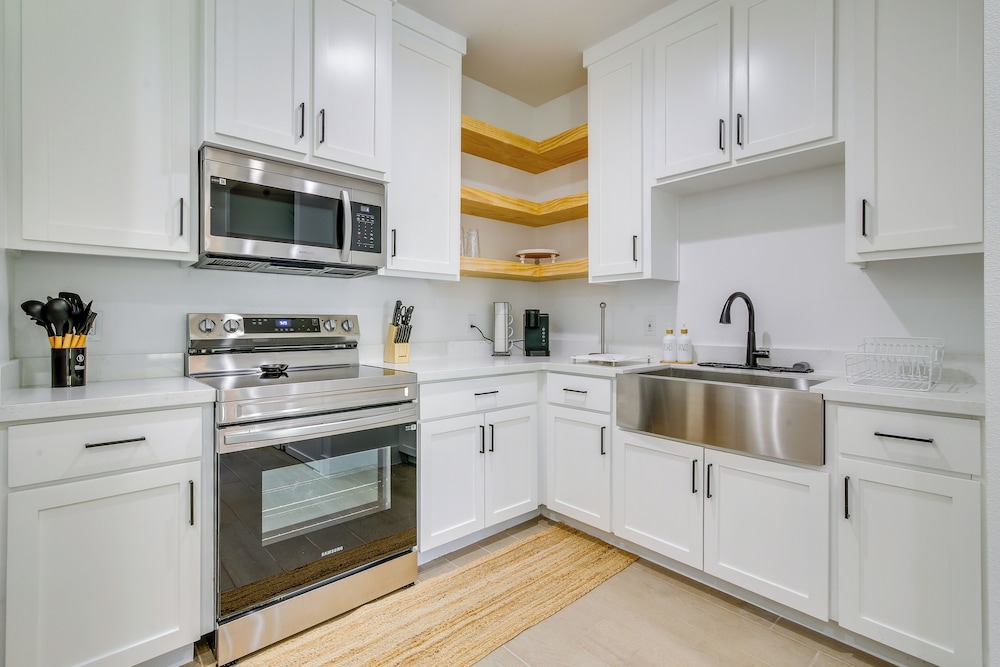 Modern Comfort: Brownsville Home Near Dtwn