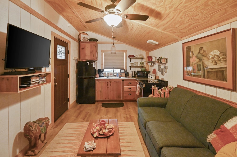 Outlaw Love 1 Bedroom Cabin by Redawning view 5