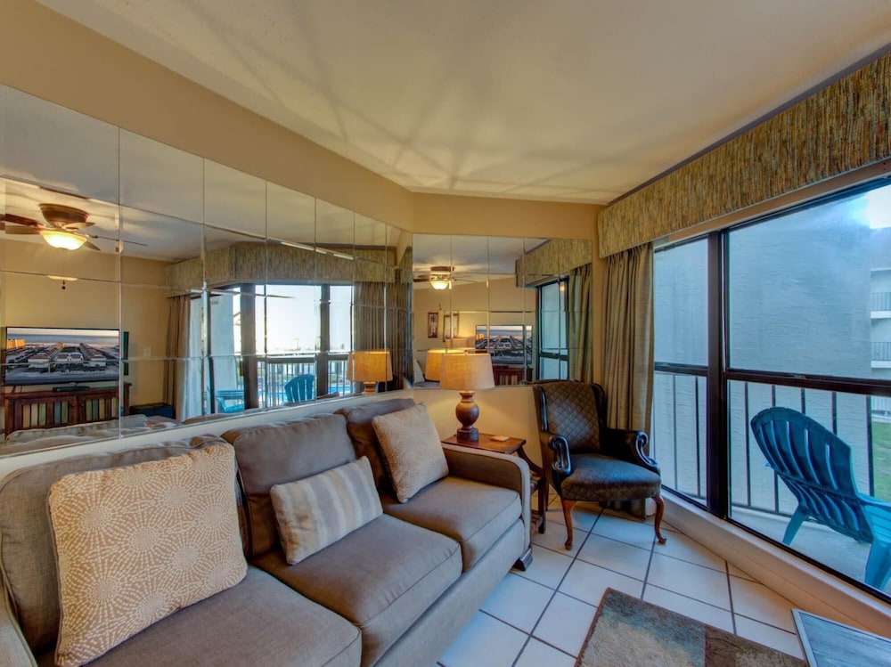 Two Bedroom two and Half Bath Condo Walking Distance to The Hangout view 3