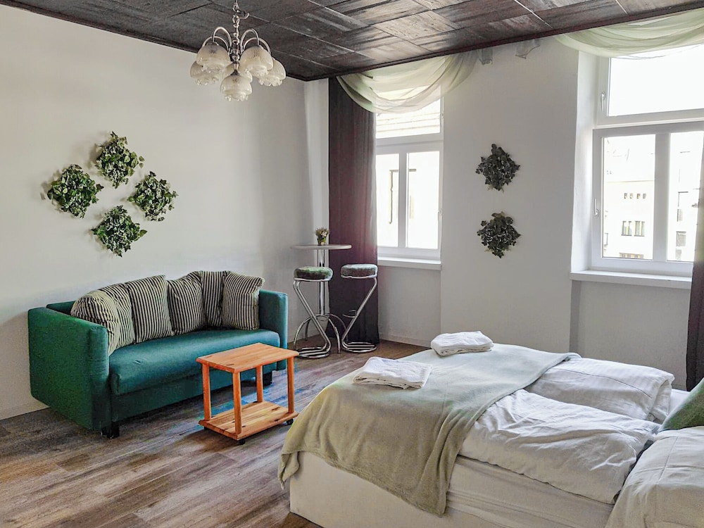 Large 2BR Apt Ideal for Long Stays