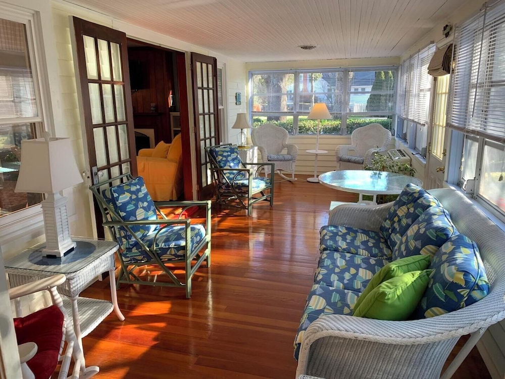 Laurel Street 212a
