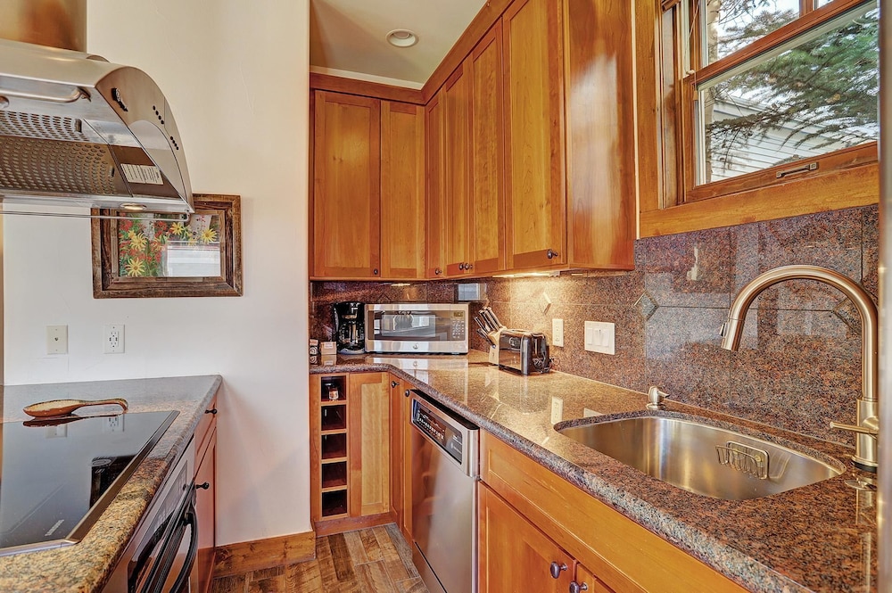 Mountain Ridge  2 Bedroom Townhouse by RedAwning