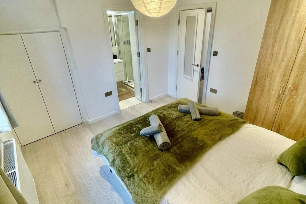 3 Bed Flat - Sleeps 6 - Parking - Wifi