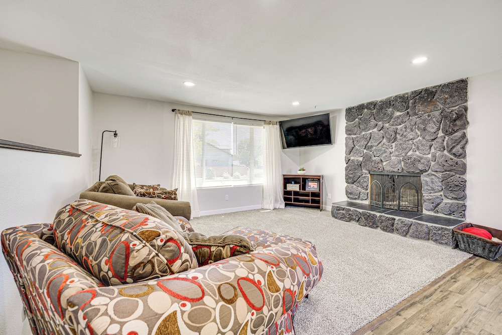 Cozy Apt w/ Private Deck, 2 Mi to Toyota Center!