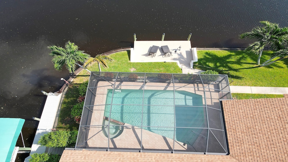 Love Bird Canalfront Villa Lounge Terrace Heated Pool pet Friendly