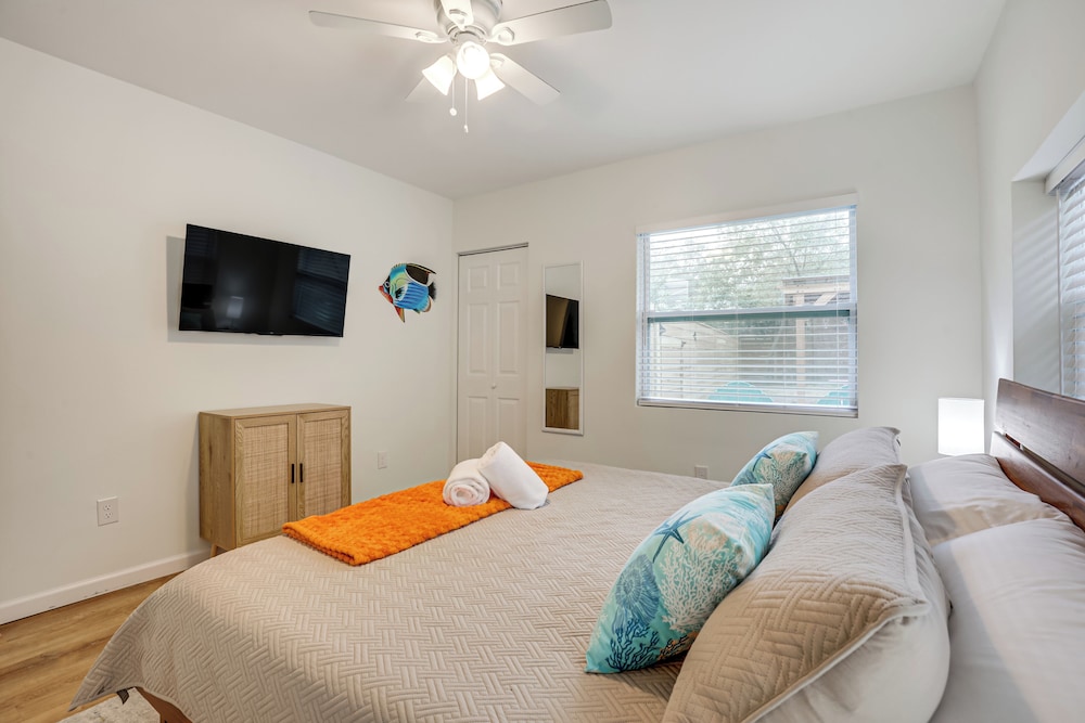 Walk to Beach: Getaway w/ Fire Pit in St Augustine