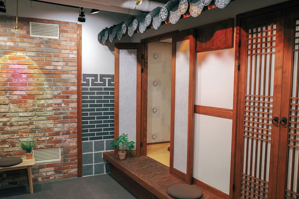 Starria Hostel foreign guest only 84