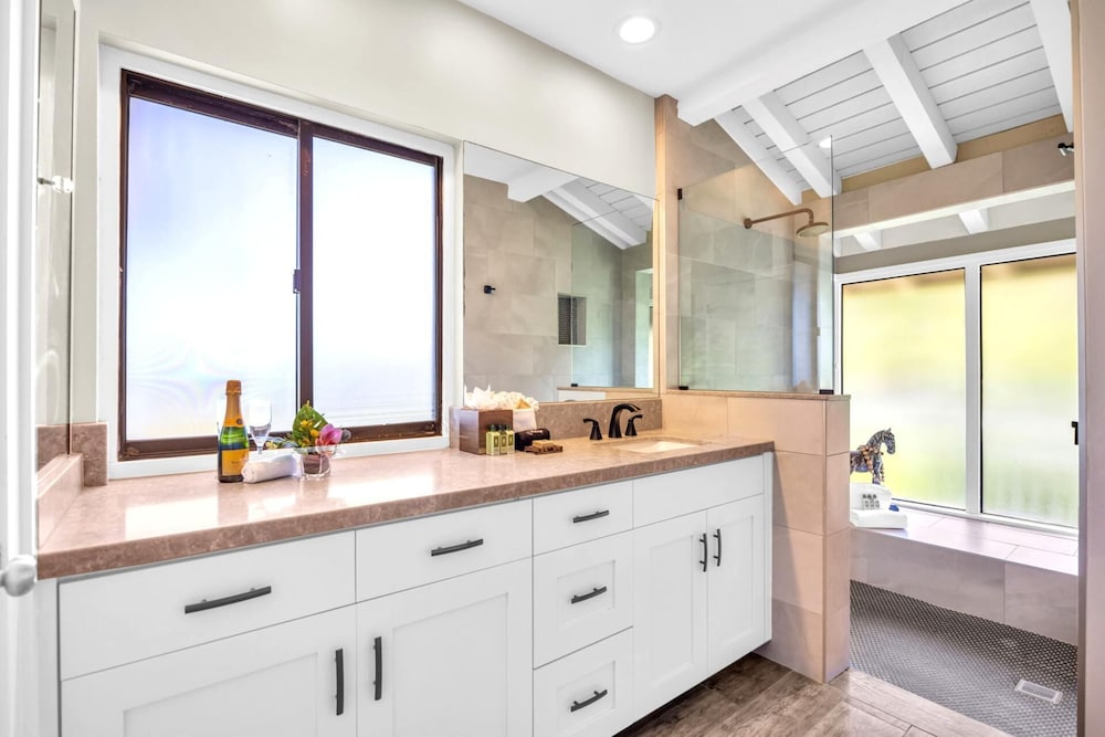 NEW KBM Resorts Free CAR Kapalua Bay Villas Ocean View 1-bedroom Condo Steps to Beach With Spacious Lanai! Kbv-24g3