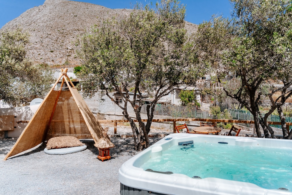 Rock Villas - Emporio | Pool, Jacuzzi, Castle View