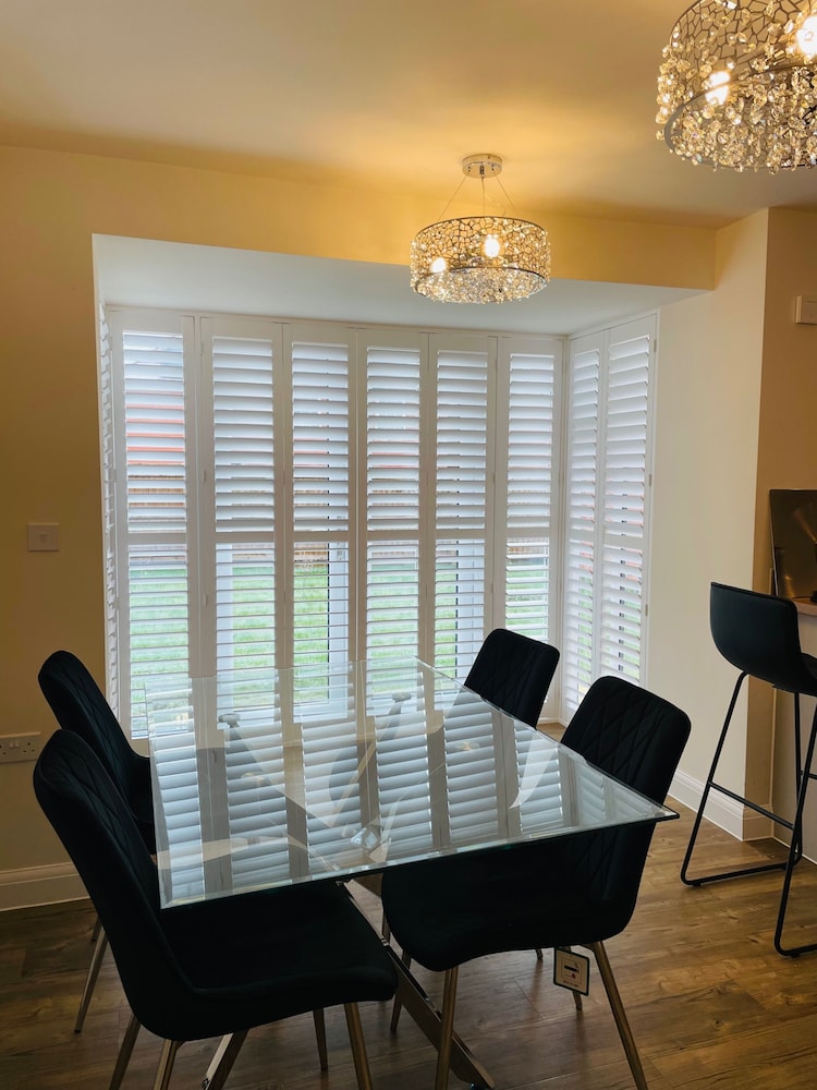 House-sleeps 8-parking-garden