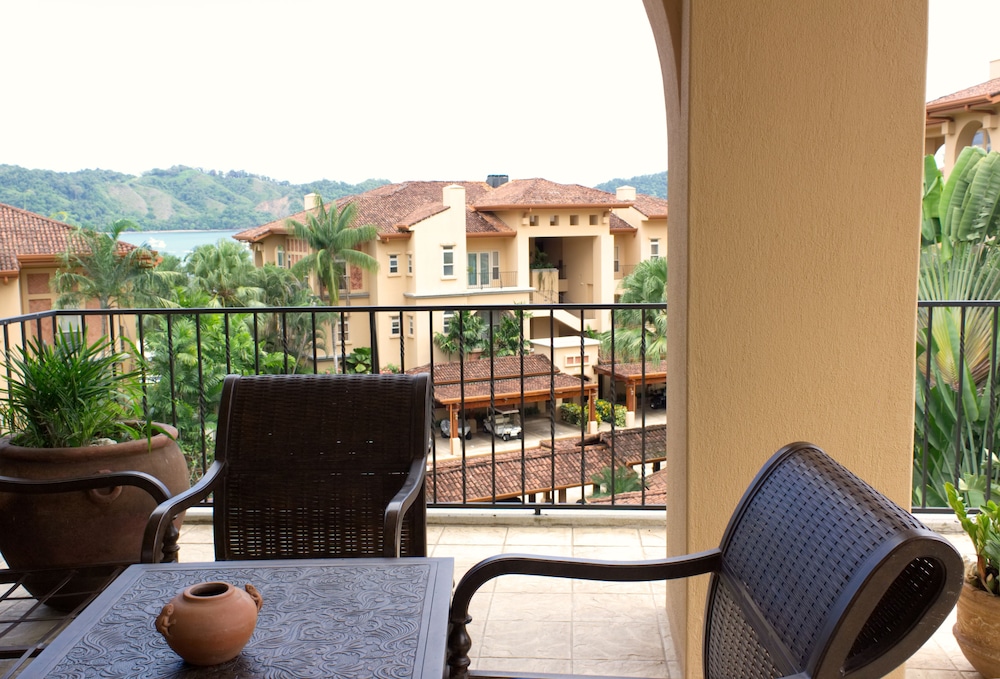 CR Luxury Los Sueños Condos
