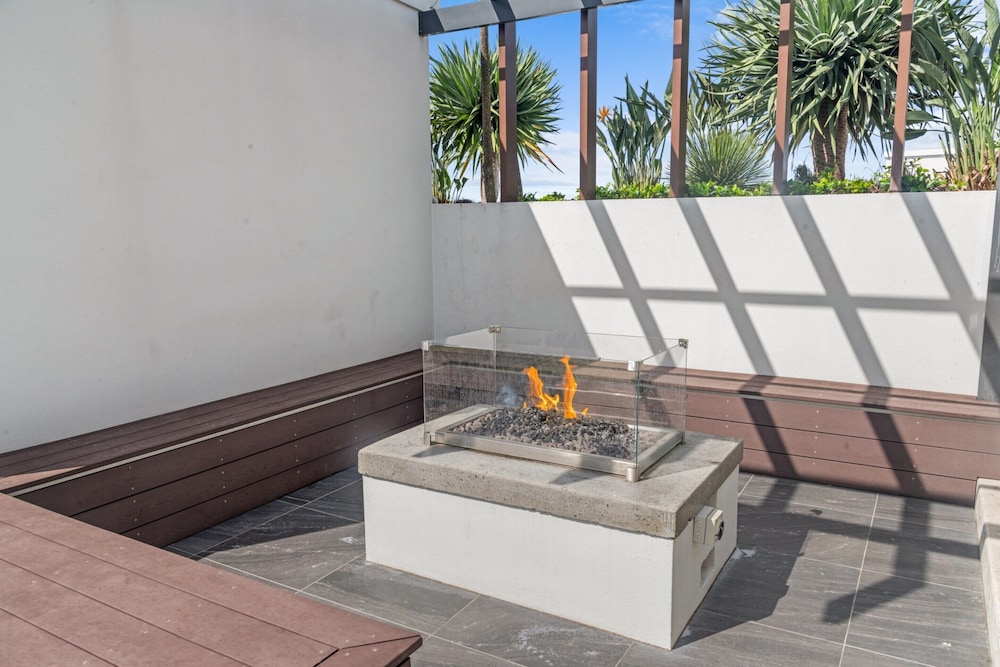 Stylish West End Stay With Rooftop Pool & BBQ