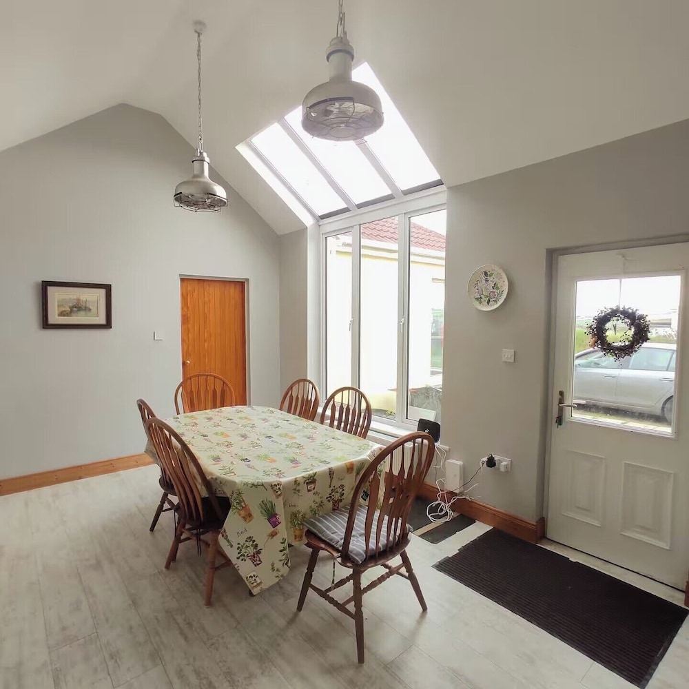 3-bed Seaside Cottage Retreat - Parking & Garden