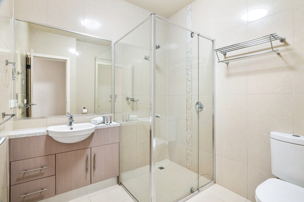 Bright 2-bed Flat With Balcony in Kensington