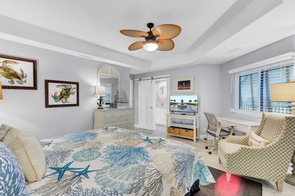 518 Seascape Waterfront Views + Community Pool