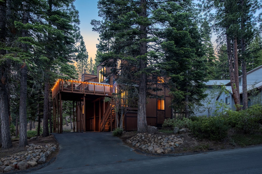 Wolfe by Avantstay 5mins Northstar w Hot Tub Fireplace 2 Private Decks
