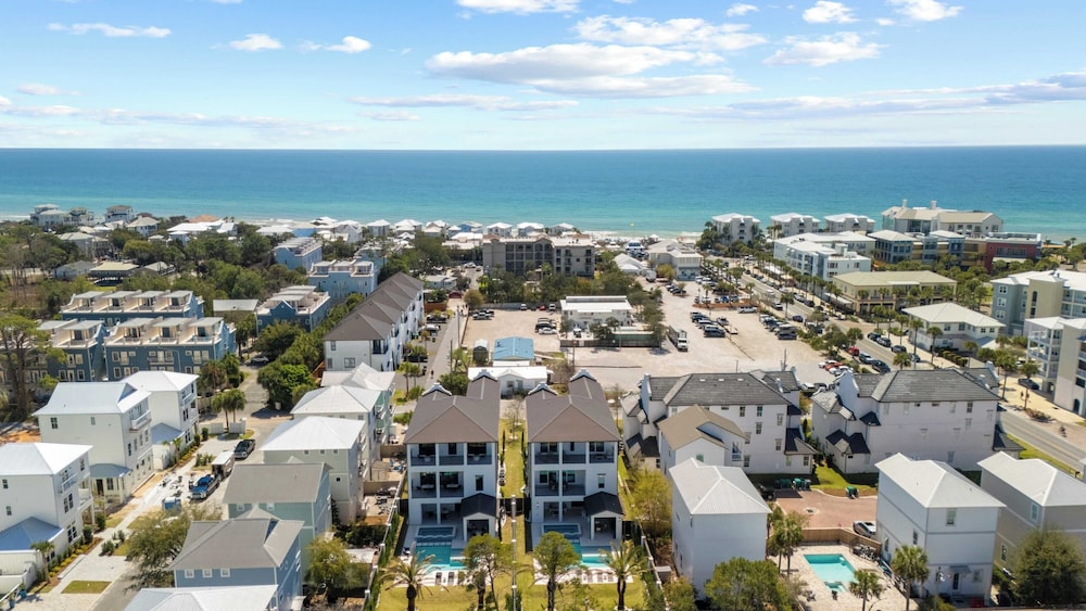 30A Salt & Solace Pool, Golf Cart, Hot Tub + Outdoor Kitchen