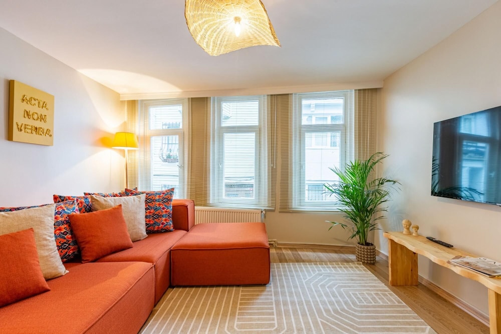 Missafir House With Refreshing Garden in Besiktas