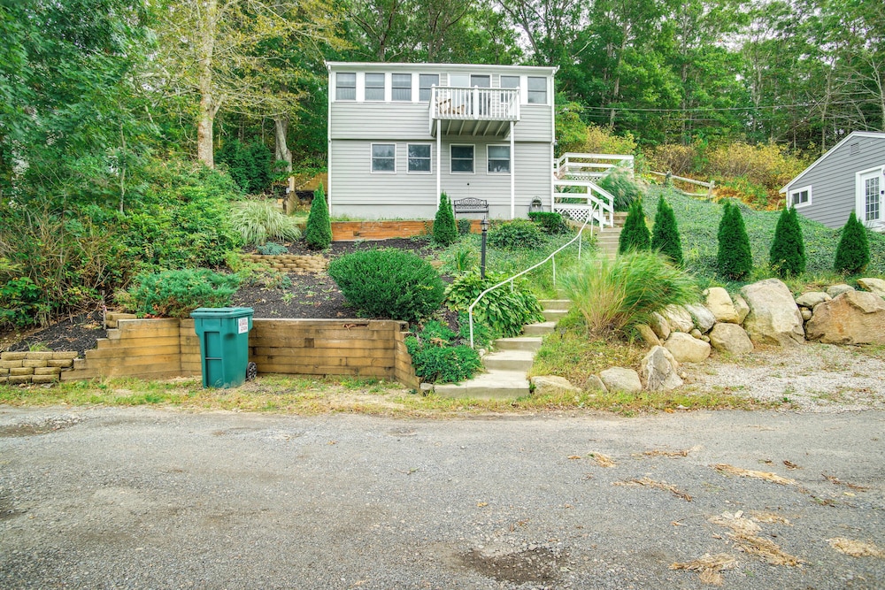 Waterfront Cape Cod Cottage on Peter's Pond