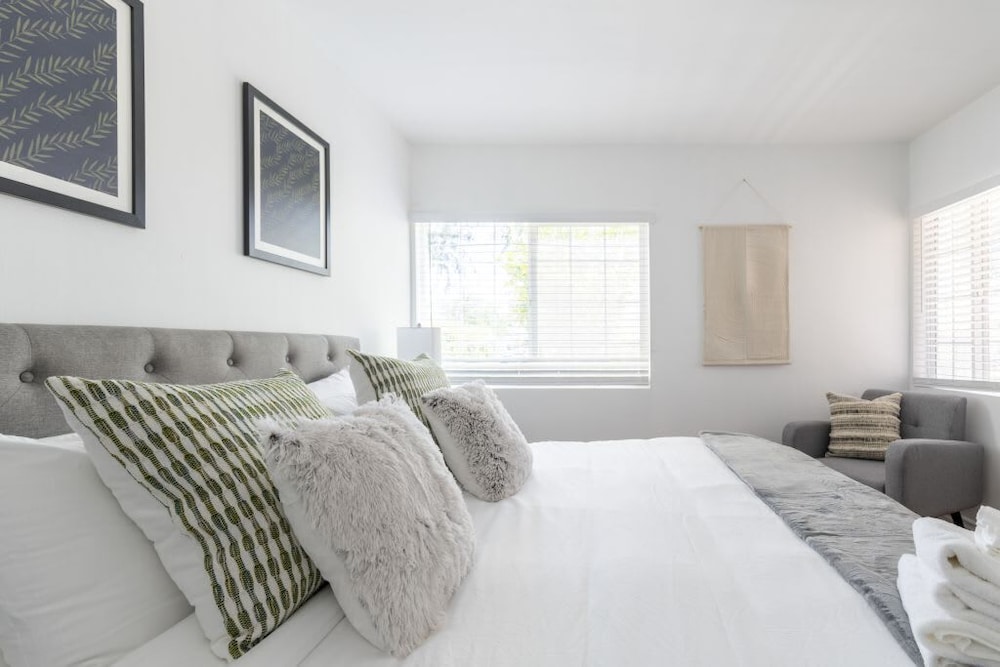 Charming Spacious Home - Modern Comforts, Prime Location