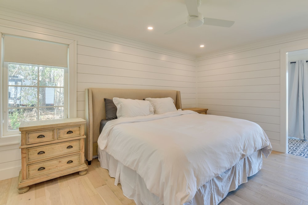Sups & Dock at Waterfront Home in Freeport
