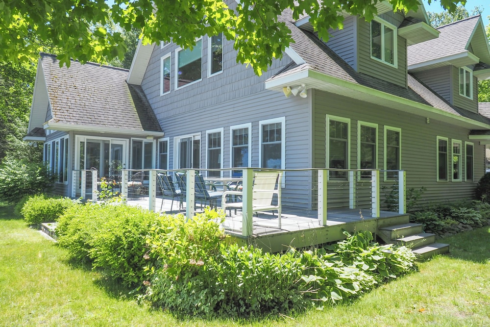 Getaway on Crystal Clear Lake: Main & Guest House! view 4