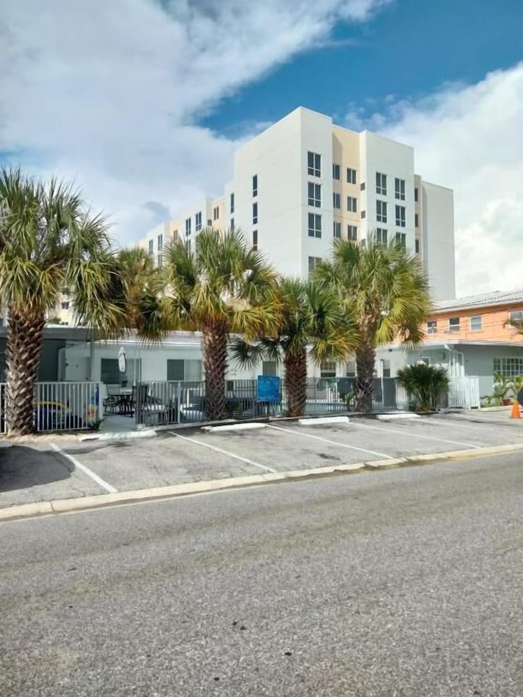 Hotel Tropical Sky Ranch Motel - Image 1