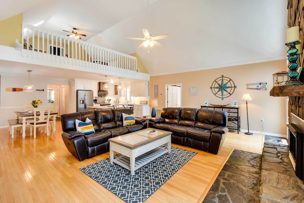 Anderson Vacations - Lake Hartwell Home w/ Private Dock  Hot Tub! - Property Image 2