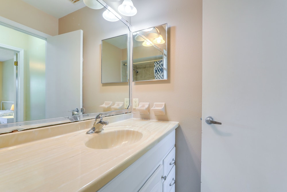 7 Mi to Beach: Pinellas Park Studio w/ Patio